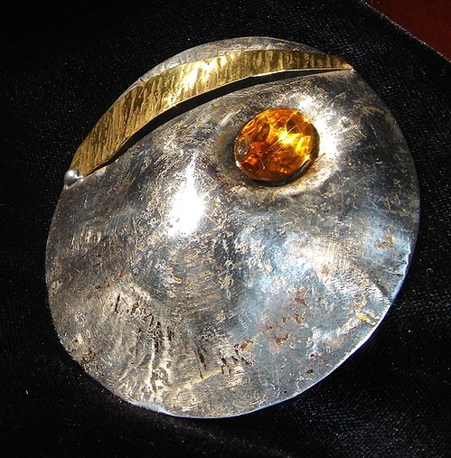 Broche, acier, laiton,Cristal Swarovsky