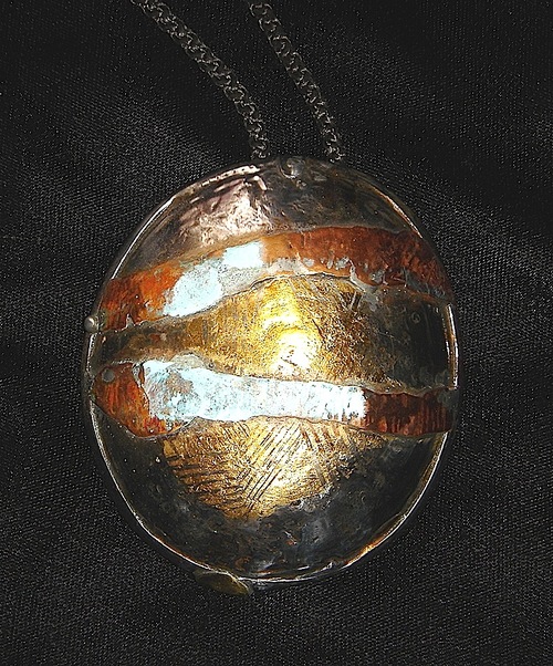Collier / Broche, acier, cuivre oxydé