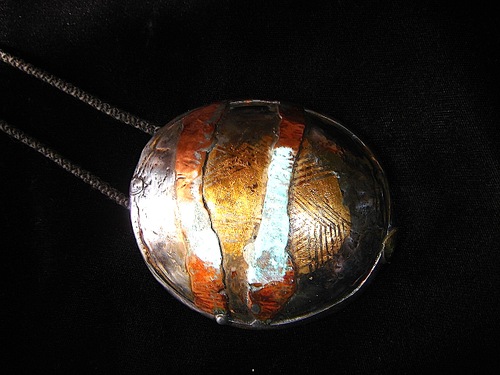 BRÖocHe/TouR de COU- (acier, cuivre,feuille d'or)